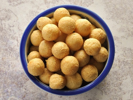 Диетични хрупкави соленки (топчета)  с овесени ядки или трици, пълнозърнесто брашно, сирене, извара и кашкавал - снимка на рецептата